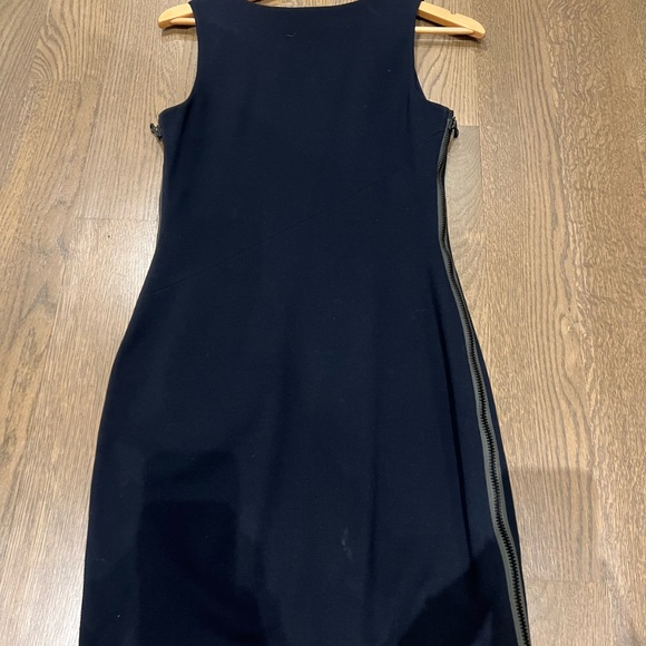 Diane von Furstenberg Navy Dress with side zipper detail Size 6 - Picture 4 of 10